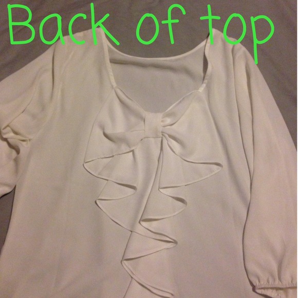 ♠️ᔕoᒪᗪ iᑎ ᗷᑌᑎᗪᒪe♠️Silky White Top - Picture 3 of 4