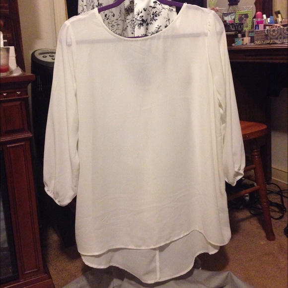 ♠️ᔕoᒪᗪ iᑎ ᗷᑌᑎᗪᒪe♠️Silky White Top - Picture 4 of 4
