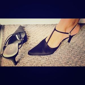 Anne Klein black pumps