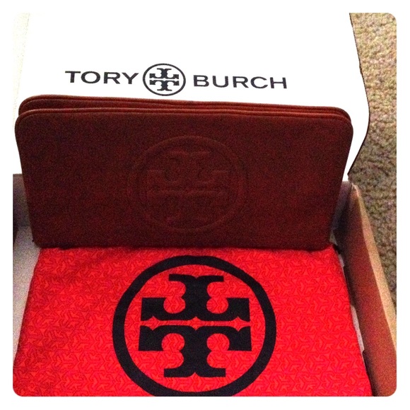 Tory Burch Clutches & Wallets - Bombe clutch authentic Tory burch
