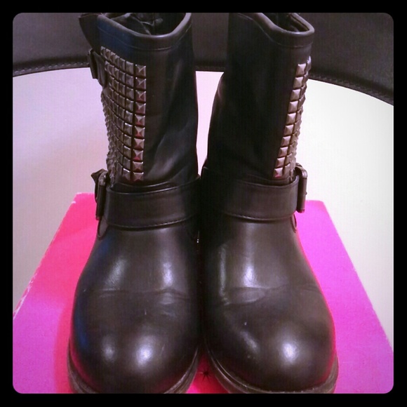 💫Studded mid-high boots size 7💫 - used