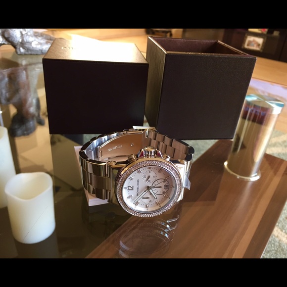 For sale 💯% Authentic Ladies MK watch.