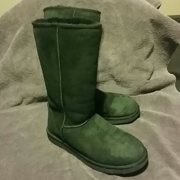 Black sheepskin boots