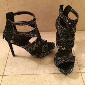 BCBG MaxAzria snake print platform heels Sz 7.5