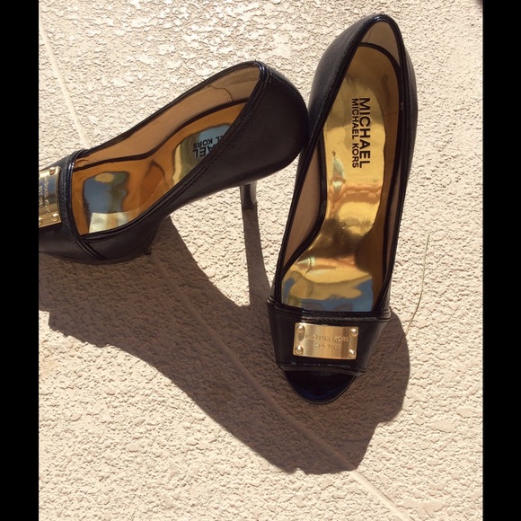 Michael kors size 7 black leather peep toe heels