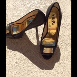 Michael kors size 7 black leather peep toe heels