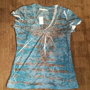 Cute v-neck printed tee!