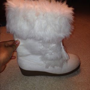 White boots with fringe strings