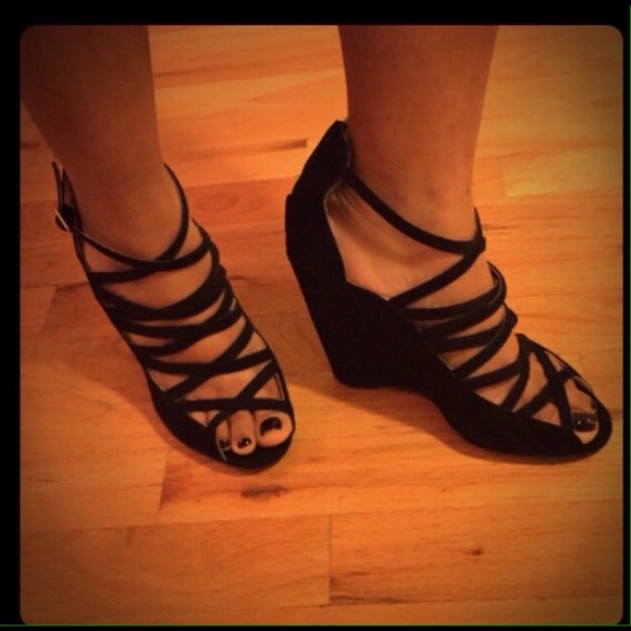 Strappy wedges reserved for Leslie