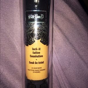 Kat Von D lock it tattoo foundation