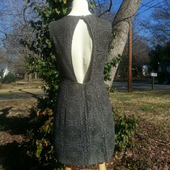 Beautiful backless lace dress - Picture 2 of 4