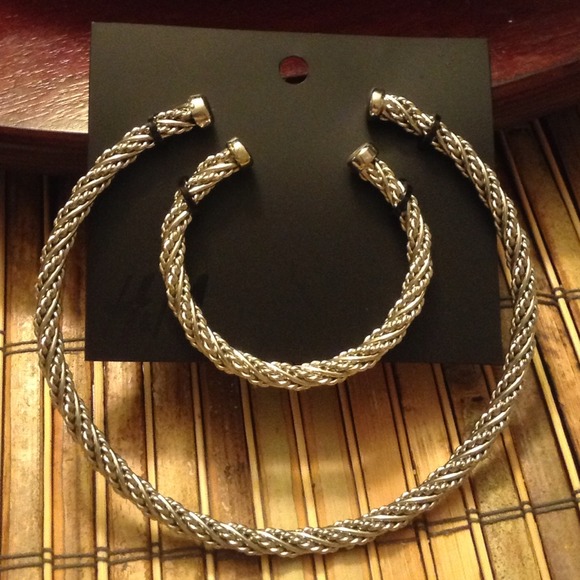 New H&M necklace and bracket set