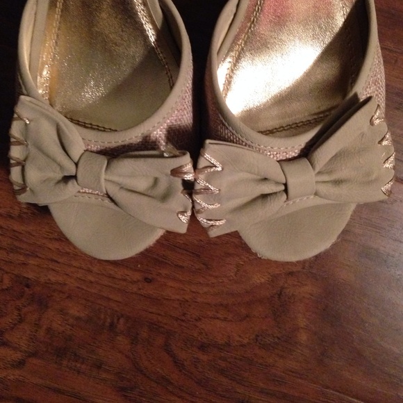 Natural colored wedges with bow! - Picture 3 of 4