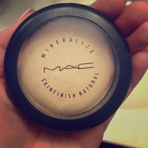 MAC light plus mineralized skin finish