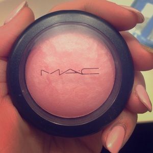 MAC mineralize blush in Dainty