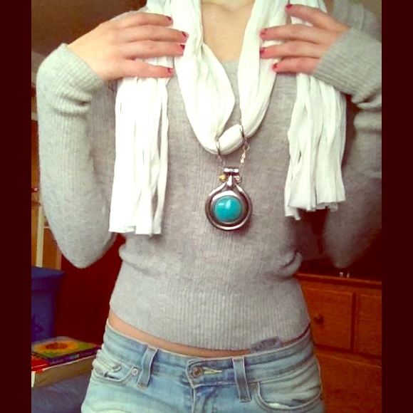 White pendant scarf with silver/teal accent