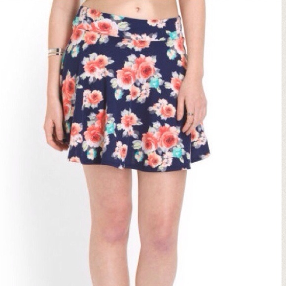 Sold in bundle🚫Ponte Floral Skater Skirt in Navy - Picture 3 of 3