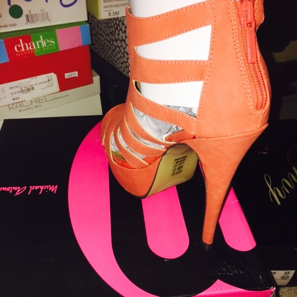 Peach studded heels - Picture 2 of 2