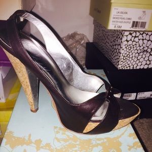 Leather heeled sandals. Studded accent