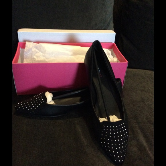 BRAND NEW! Embellished black flats