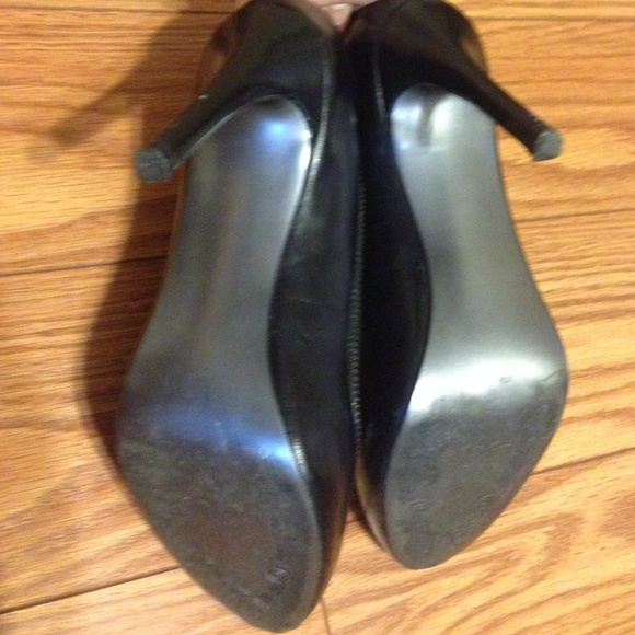 Tahari Forever Pumps - Picture 3 of 4