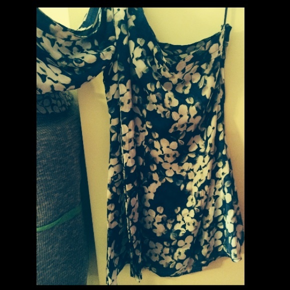 Navy dress with white flowers👗