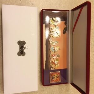 Disney Snow White and the seven dwarfs pins set