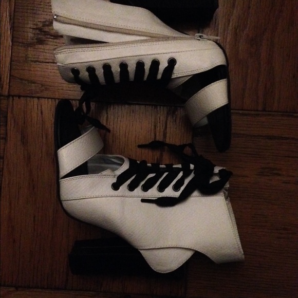 Qupid Immortal Lace Up White Snake Heel US8