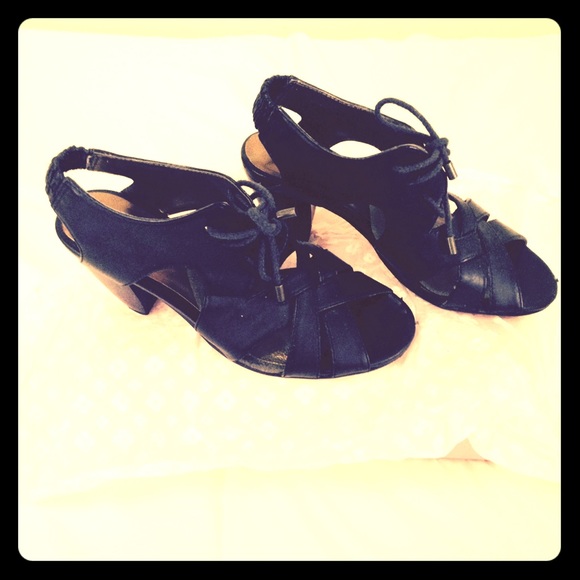 Heel sandals. - Picture 1 of 4