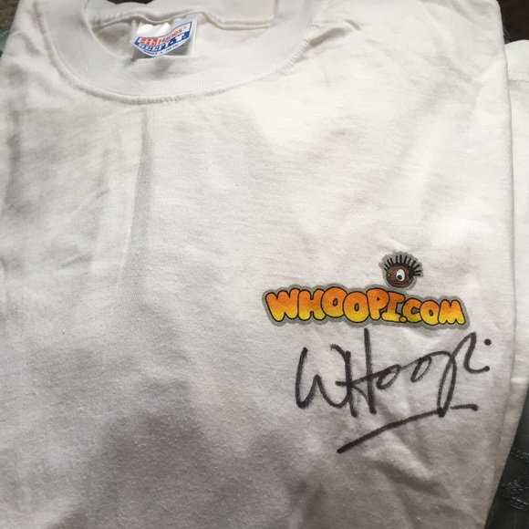 🔥Whoopi autographed t-shirt by Whoopi Goldberg 🔥 - Picture 2 of 4