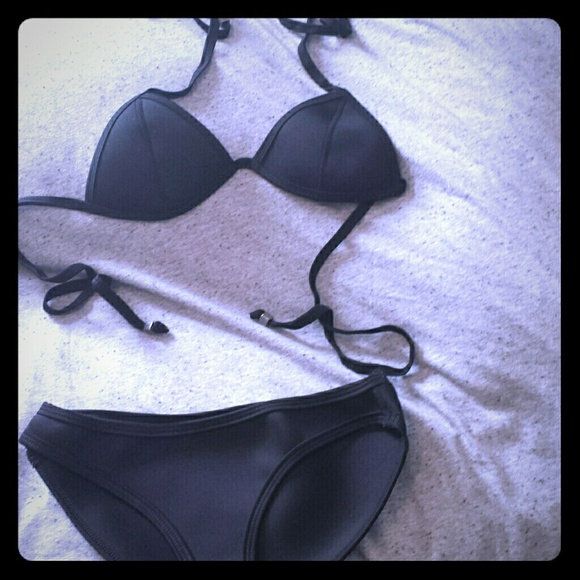 Black Triangl-style Bikini