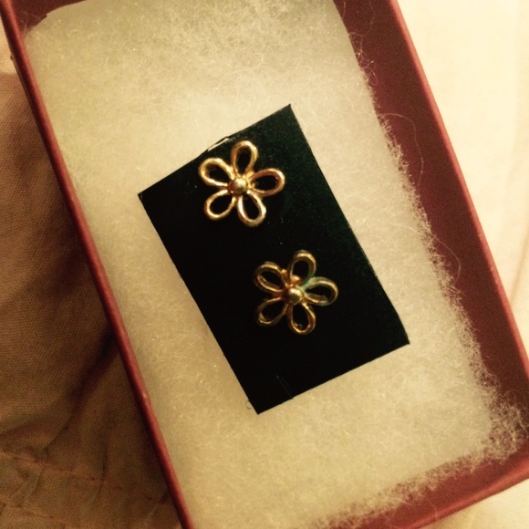 Adorable Flower Earrings🌸🌸🌸‼️‼️ - Picture 2 of 2