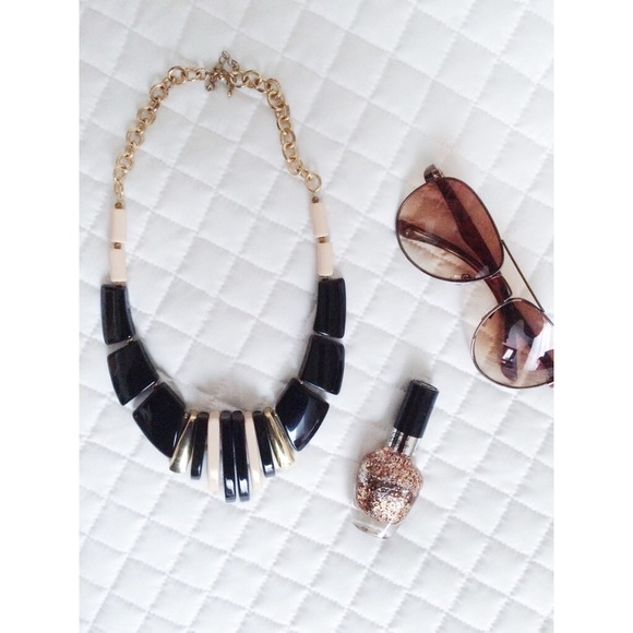 Jewelry - 🎉CLEARANCE 🎉Big & bold necklace 🎀