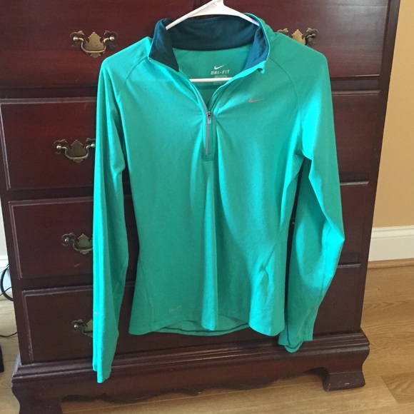 **** SOLD **** Nike Dri Fit 1/2 zip - Picture 1 of 3