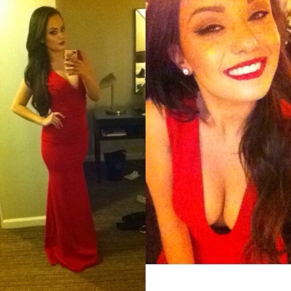 Simple red dress with plunging neckline 😻❤️💄💃