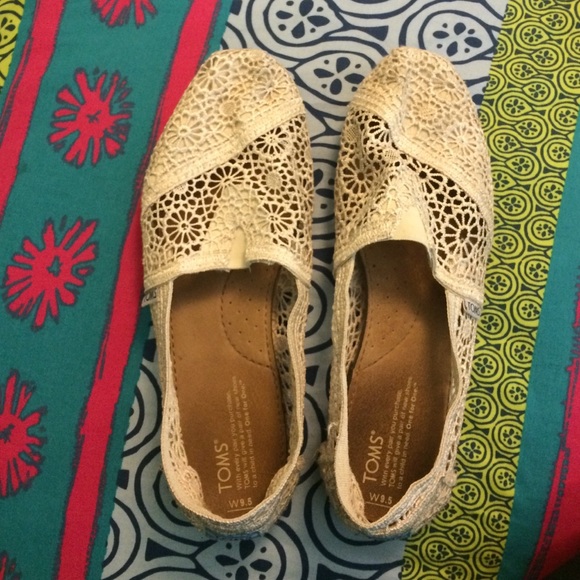 TOMS cream color knit