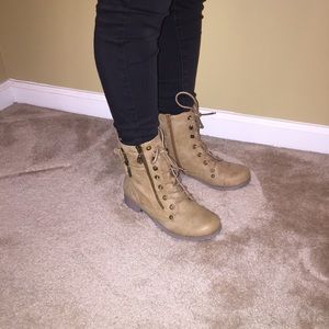 NWOT Light Natural Guess boots size 6