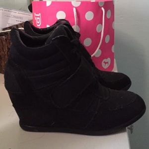 sneaker black wedges
