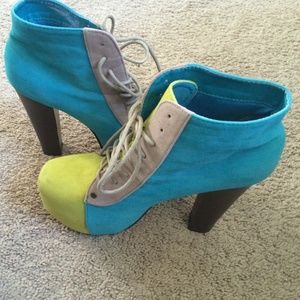 Nice turquoise multi booties