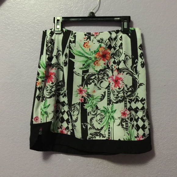 Gorgeous detailed skirt with side slit
