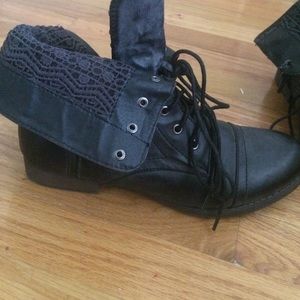 Black combat boots😍