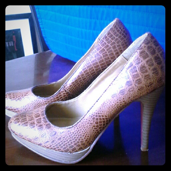 Sz 7 1/2 brown snake skin print beautiful heels