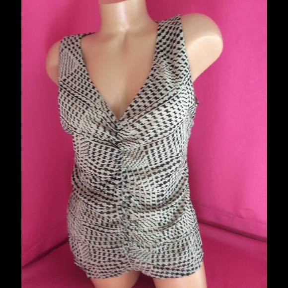 New York & Company Sleeveless Ruched V Neck Top L