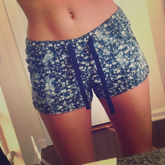 Denim flowered shorts 🌸 - Picture 1 of 3