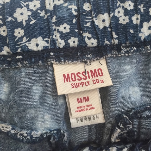 Denim flowered shorts 🌸 - Picture 2 of 3