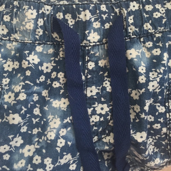 Denim flowered shorts 🌸 - Picture 3 of 3