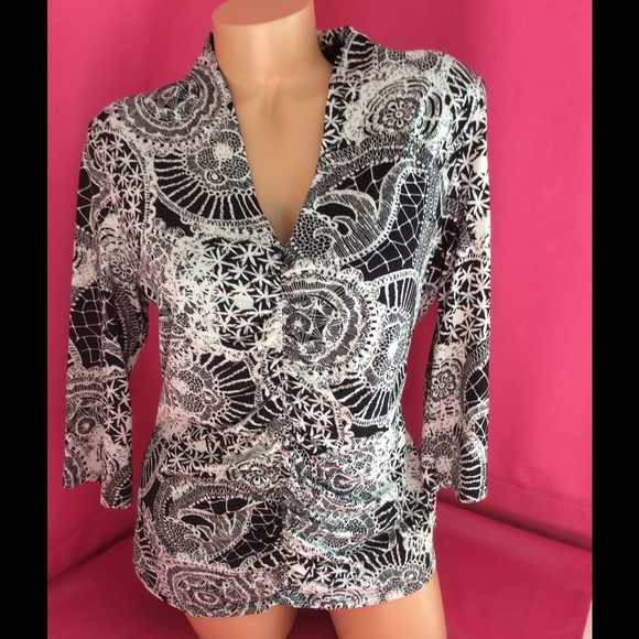 Black & White Alfani V Neck Ruched Top L