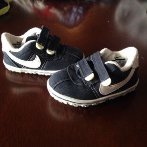 Boys Navy and White Nike shoes.
