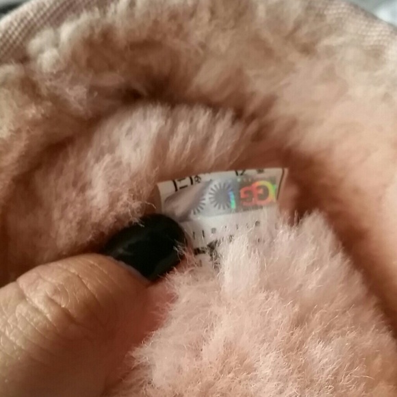 UGGS - Picture 4 of 4