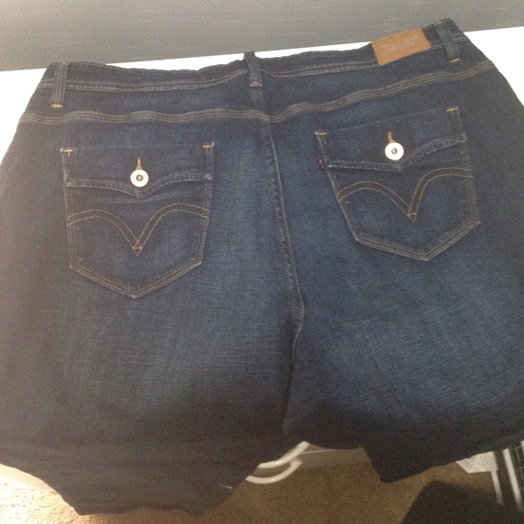 Plus size. Wrangler jeans. Boot cut.